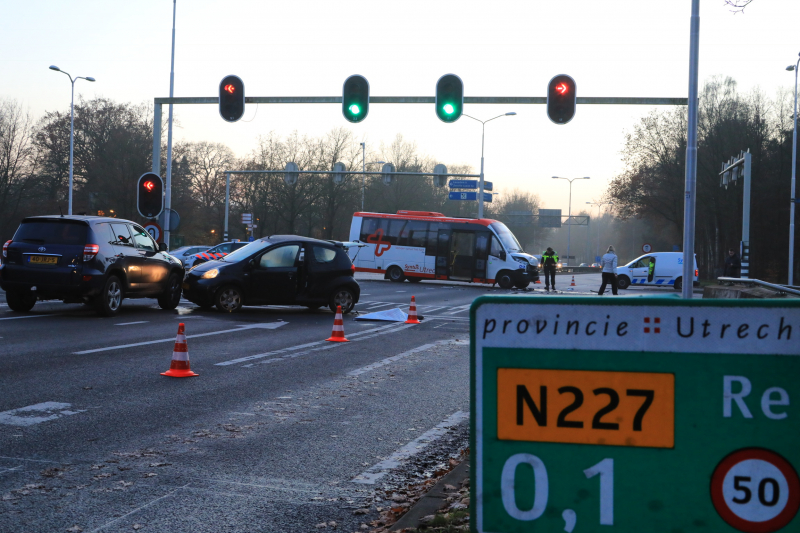Bestuurder ernstig gewond bij aanrijding met stadsbus