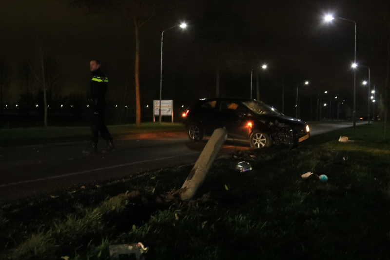 Auto rijdt lantaarnpaal uit de grond