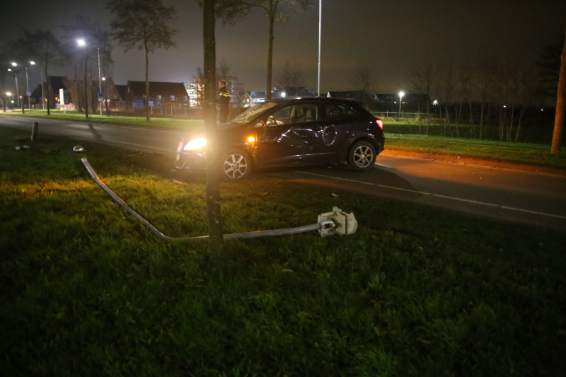 Auto rijdt lantaarnpaal uit de grond