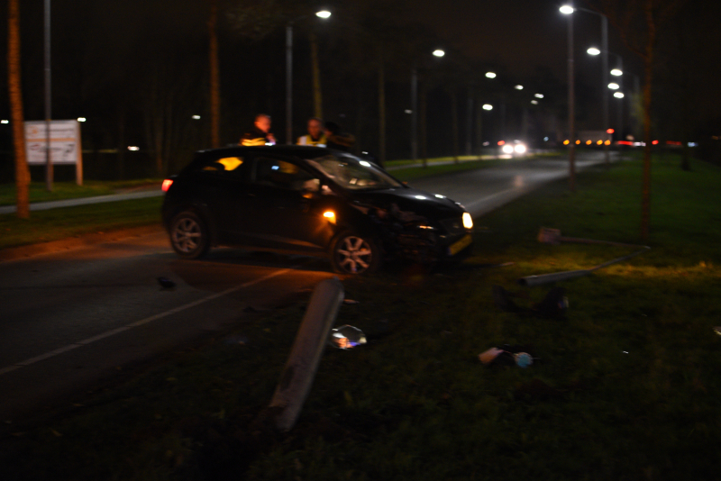 Auto rijdt lantaarnpaal uit de grond