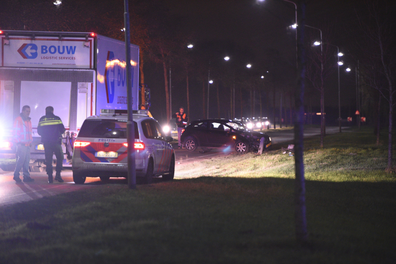 Auto rijdt lantaarnpaal uit de grond