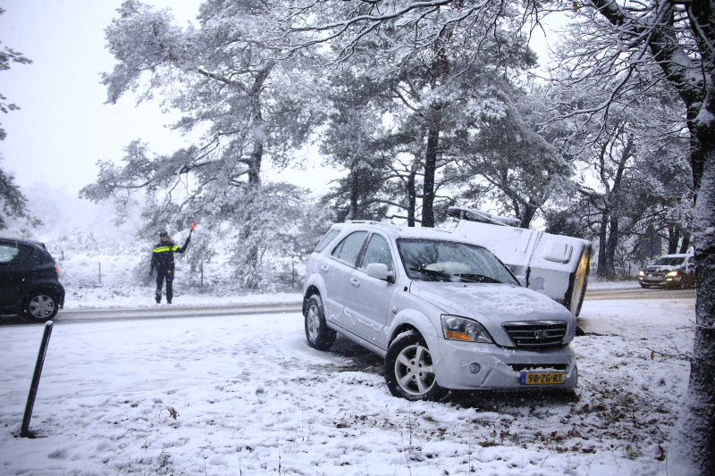Auto met paardentrailer crasht