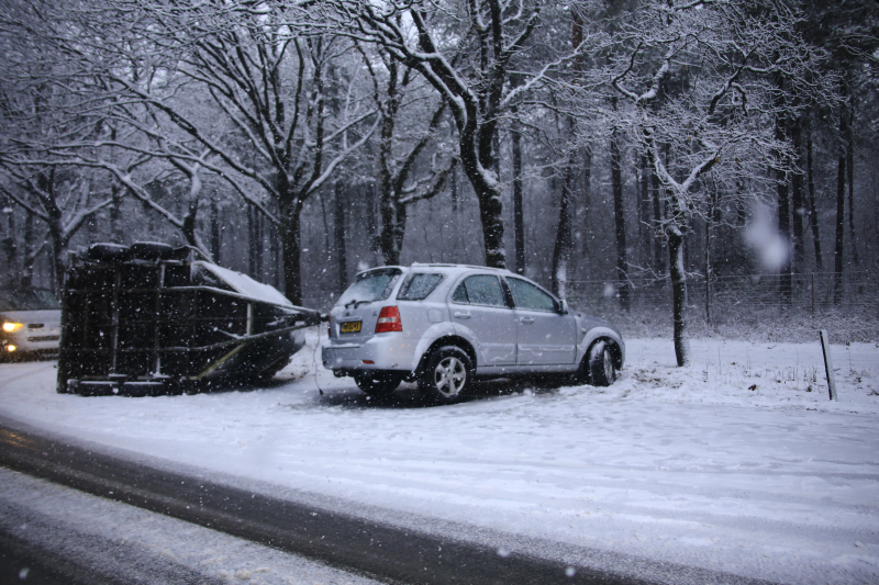 Auto met paardentrailer crasht