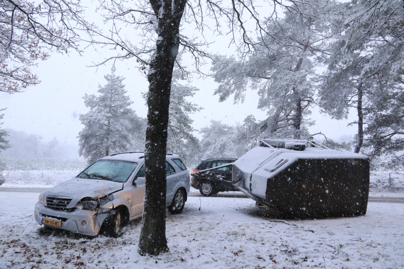 Auto met paardentrailer crasht
