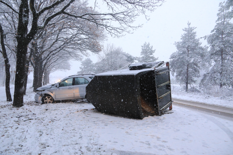 Auto met paardentrailer crasht