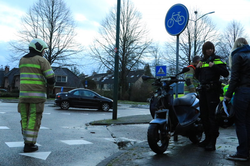 Brommerrijder aangereden door bestelbus