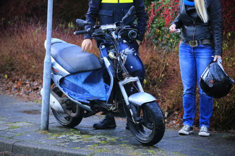 Brommerrijder aangereden door bestelbus
