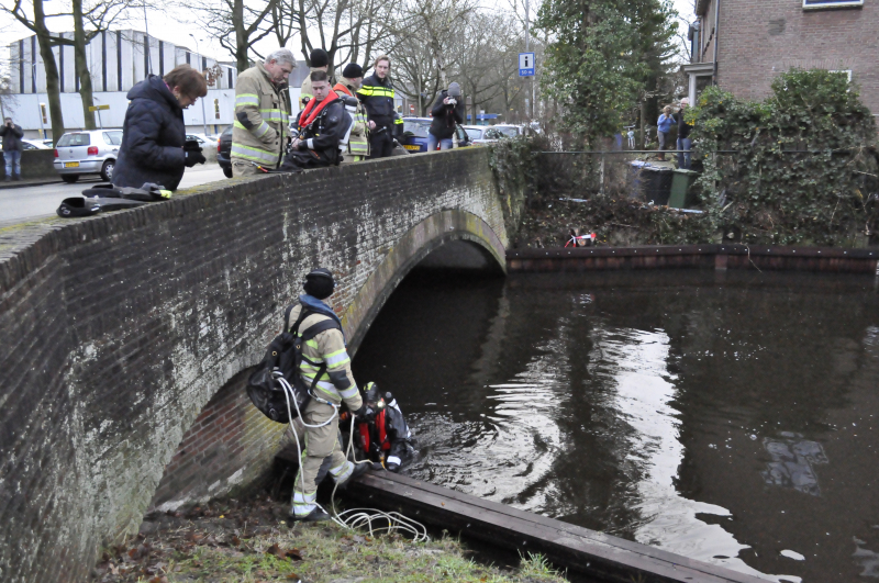 Duikers zoeken naar gedumpte sieraden na inbraak jonge (14) nep Kika-collectanten