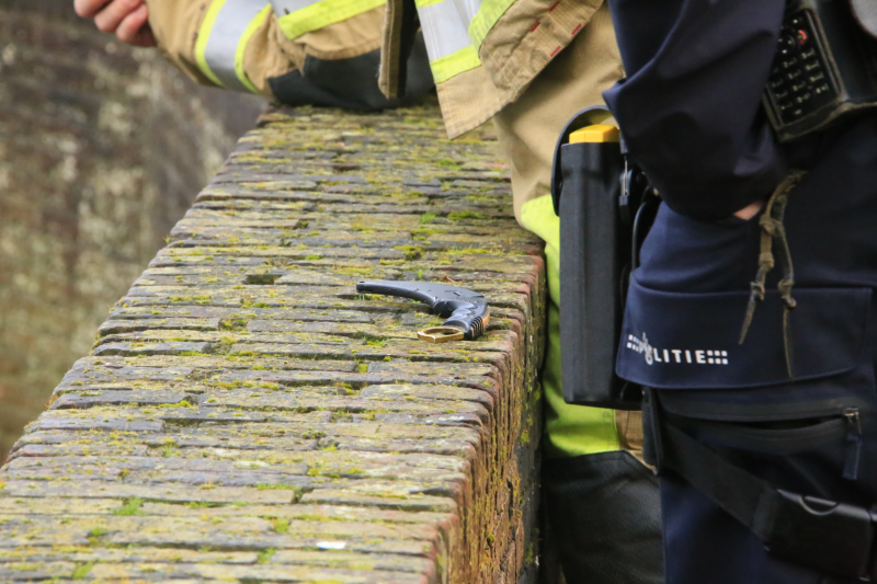 Duikers zoeken naar gedumpte sieraden na inbraak jonge (14) nep Kika-collectanten