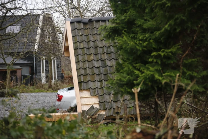 Auto bedolven onder ingestorte schuur