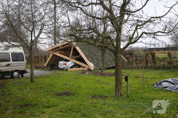 Auto bedolven onder ingestorte schuur