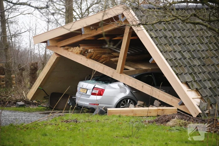 Auto bedolven onder ingestorte schuur