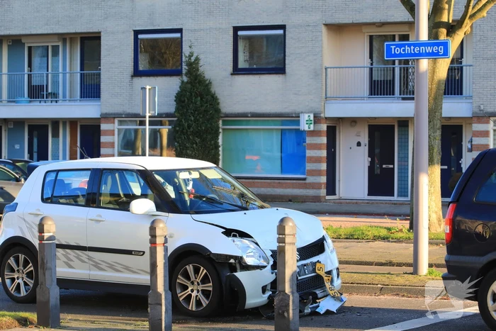 Flinke schade na kop-staartbotsing bij spoorwegovergang