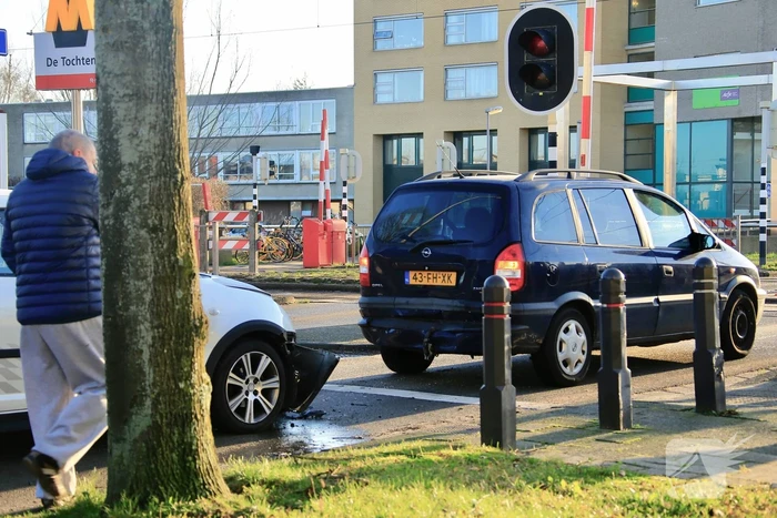 Flinke schade na kop-staartbotsing bij spoorwegovergang