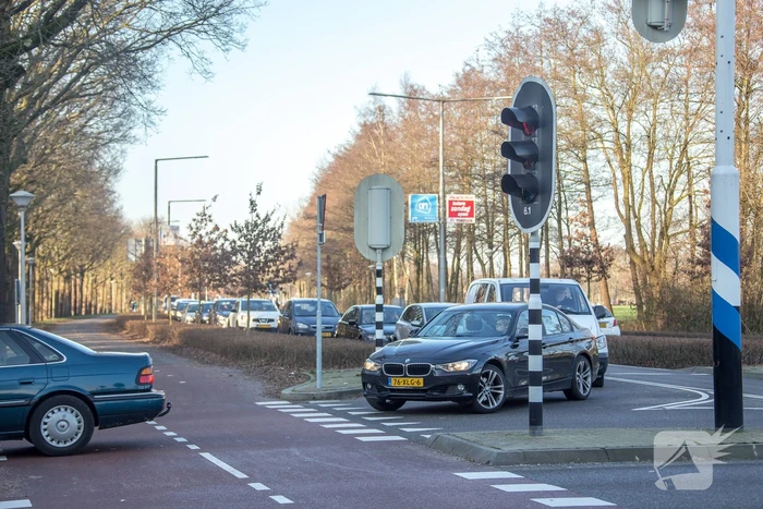 Lange wachtrijen voor ziekenhuis na brand in parkeergarage