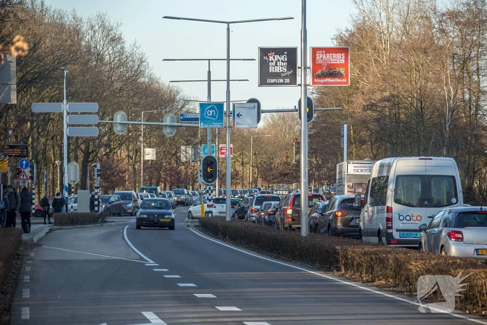 Lange wachtrijen voor ziekenhuis na brand in parkeergarage