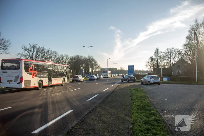 Lange wachtrijen voor ziekenhuis na brand in parkeergarage