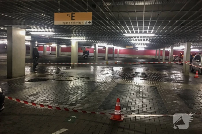 Lange wachtrijen voor ziekenhuis na brand in parkeergarage