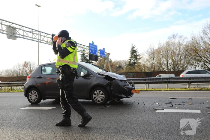 Bestuurster gewond na aanrijding vrachtwagen
