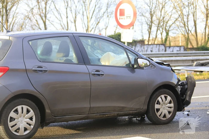 Bestuurster gewond na aanrijding vrachtwagen