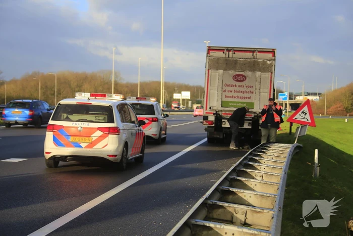 Bestuurster gewond na aanrijding vrachtwagen