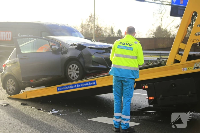 Bestuurster gewond na aanrijding vrachtwagen