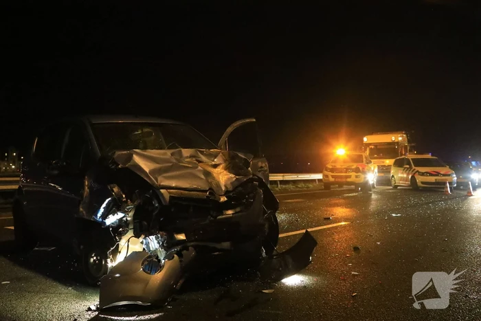 Snelweg dicht na flinke crash