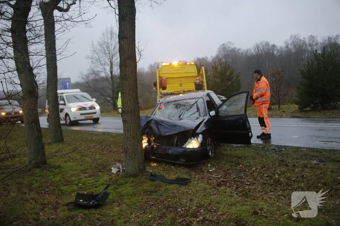 Persoon gewond na botsing tegen boom