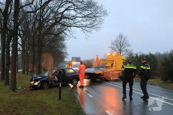 Persoon gewond na botsing tegen boom