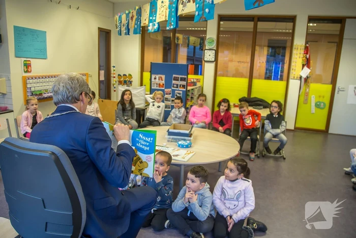 Kleuters luisteren ademloos naar burgemeester Bolsius