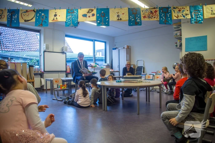 Kleuters luisteren ademloos naar burgemeester Bolsius