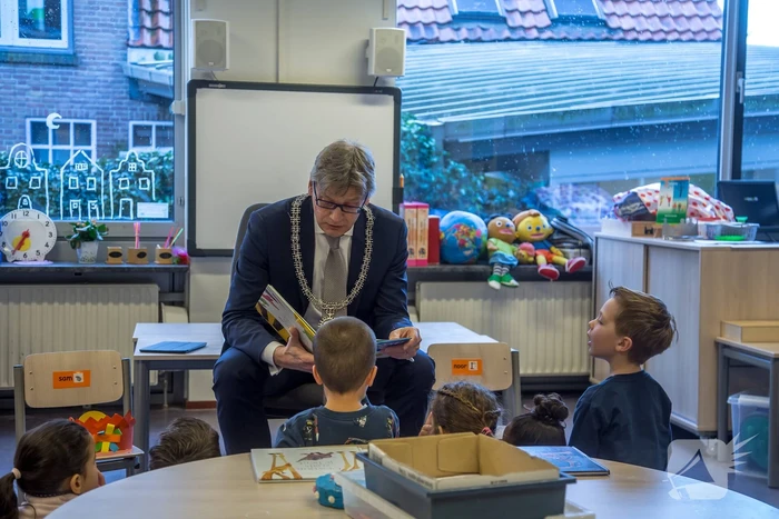 Kleuters luisteren ademloos naar burgemeester Bolsius