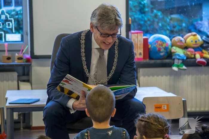 Kleuters luisteren ademloos naar burgemeester Bolsius