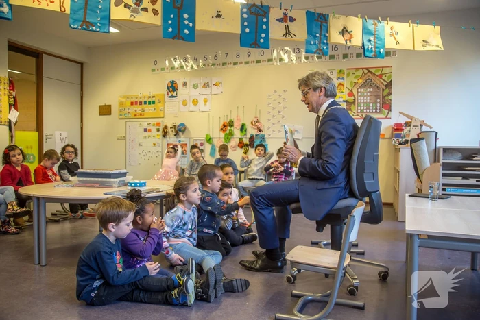 Kleuters luisteren ademloos naar burgemeester Bolsius