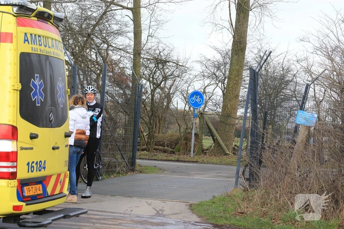 Mountainbiker hard onderuit