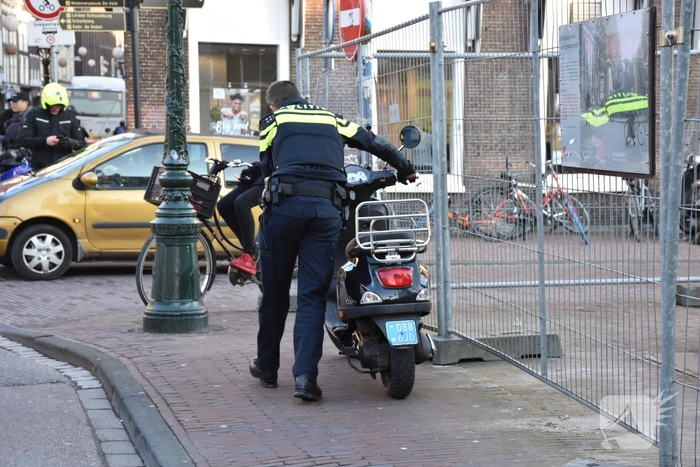 Scooterrijdster gewond na botsing met fietser