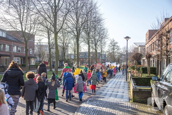 Creatieve en kleurrijke kinderoptocht