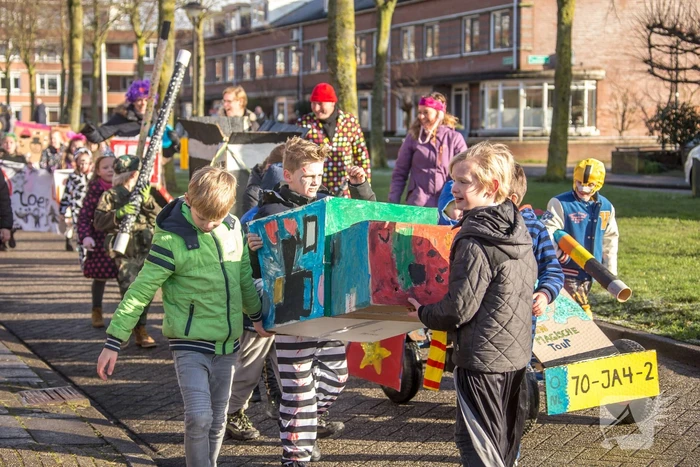 Creatieve en kleurrijke kinderoptocht