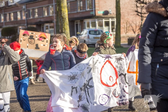 Creatieve en kleurrijke kinderoptocht