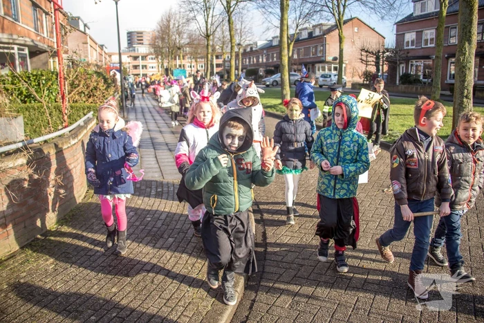 Creatieve en kleurrijke kinderoptocht