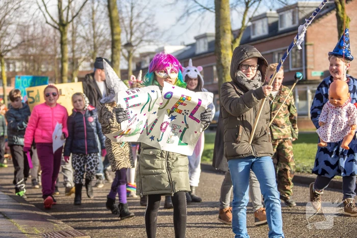 Creatieve en kleurrijke kinderoptocht