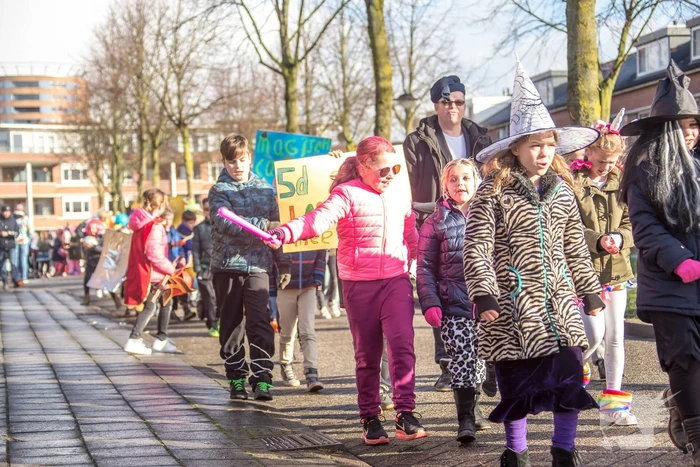 Creatieve en kleurrijke kinderoptocht