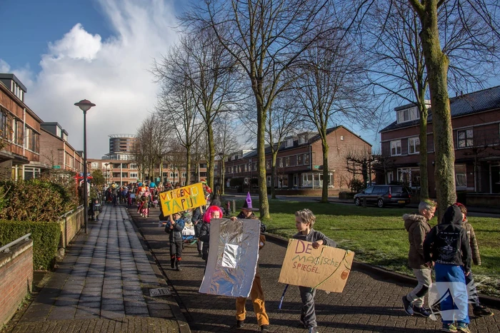 Creatieve en kleurrijke kinderoptocht