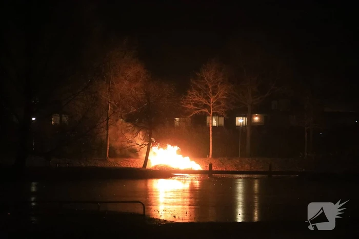 Kerstboom en hooi in brand gestoken