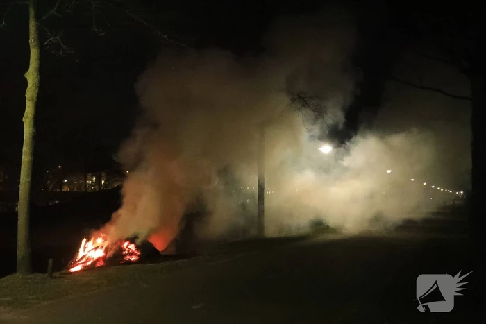 Kerstboom en hooi in brand gestoken