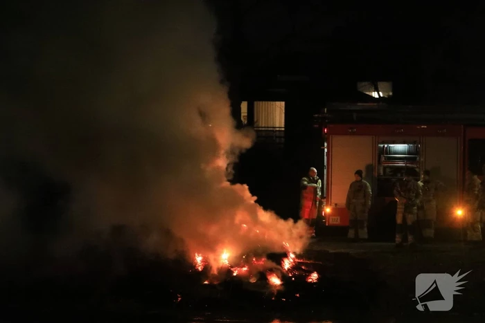 Kerstboom en hooi in brand gestoken