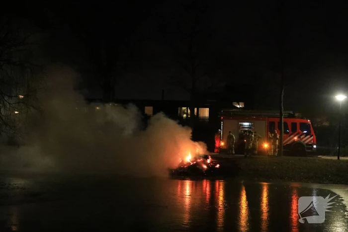 Kerstboom en hooi in brand gestoken