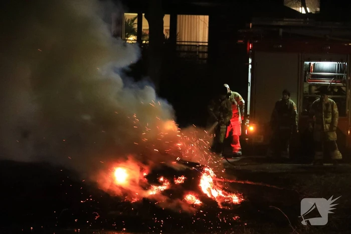 Kerstboom en hooi in brand gestoken