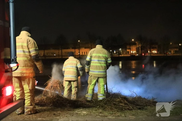 Kerstboom en hooi in brand gestoken