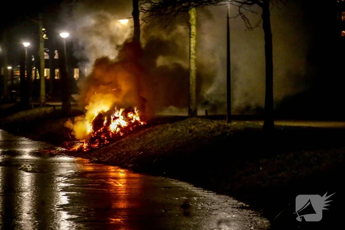 Kerstboom en hooi in brand gestoken